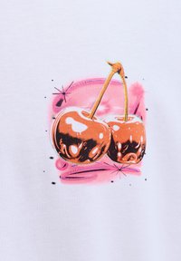 Δύο λαμπερές πορτοκαλί κεράσια με μακριά κοτσάνια σε ροζ καλλιτεχνικό φόντο με αστραφτερές λάμψεις πάνω σε λευκό ύφασμα.