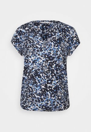 Bluzka z krótkim rękawem i dekoltem w kształcie litery V, z gęstym wzorem kwiatowym w kolorach granatowym, czarnym, białym i niebieskim.