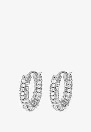 Srebrni uhani v obliki obroča z več vrstami prozornih, svetlečih kristalov, ki prikazujejo okroglo obliko in gladko teksturo.