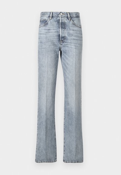 Jean en denim bleu clair avec un design à jambe évasée, taille haute, poches avant et décoloration subtile. Fermeture à bouton et zip standard.