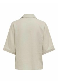 Beige linned skjorte med en afslappet pasform, korte ærmer og en klippet krave. Enkel design, blød tekstur og ingen synlige lukninger.