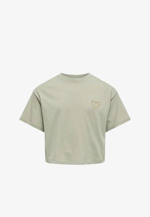 T-shirt court vert clair à manches courtes avec col rond et petit motif de cœur brodé sur le côté gauche de la poitrine.