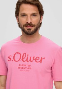 s.Oliver MIT GROSSEM LABEL - T-shirt print - rosa