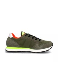 Scarpa sportiva verde oliva realizzata in suede e tessuto, con lacci neri, una suola intermedia verde neon e accenti rossi e bianchi sul tallone.