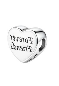 Ciondolo a forma di cuore in argento con la scritta incisa "Amici per Sempre". Superficie liscia con finitura lucida e un foro centrale per l'infilatura.