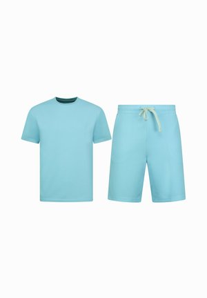 Lichtblauw T-shirt met korte mouwen en ronde hals en bijpassende short met trekkoord, voorzien van een subtiel gestructureerd patroon, afgebeeld op een witte achtergrond.