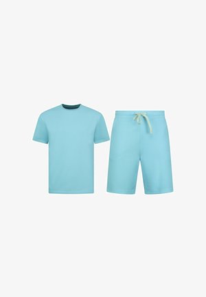 Lichtblauw T-shirt met korte mouwen en ronde hals en bijpassende short met trekkoord, voorzien van een subtiel gestructureerd patroon, afgebeeld op een witte achtergrond.
