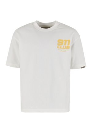 Weißes kurzärmeliges T-Shirt mit Rundhalsausschnitt, gelbem "911 CLUB"-Schriftzug und kleinerer kursiver Schrift auf der oberen linken Brustseite.
