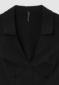 Abito nero con colletto, caratterizzato da scollatura a V, cuciture strutturate e maniche corte. Il tessuto è liscio con una leggera lucentezza e minimalismi nelle decorazioni.