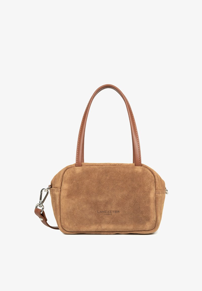 Petit sac à main rectangulaire en daim marron avec deux poignées en cuir et une bandoulière amovible, embossé du logo Lancaster Paris.