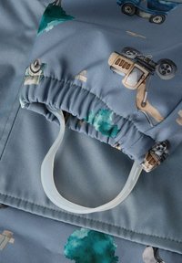 Blauer Stoff mit verschiedenen Fahrzeugillustrationen und grünen Bäumen, mit einem gerafften Bund und einem klaren Kunststoffring zur Verstellbarkeit.