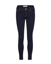 Skinny jeans van donkerblauw denim. Kenmerken zijn gouden stiksels en een enkele knoopsluiting. Inclusief voorzakken en een gladde textuur.
