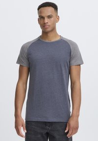 Short-sleeve t-shirt with a navy blue body and gray raglan sleeves, made of soft fabric, featuring a crew neckline and regular fit.