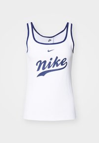 Biała ribbed tank top z granatowymi wykończeniami i widocznym granatowym logo Nike z przodu. Posiada kwadratowy dekolt i bezrękawnikowy krój.