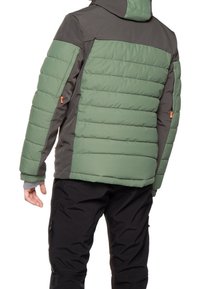 Prošívaná bunda v tmavě šedé a zelené barvě, s vodorovným prošíváním, kapucí a oranžovými akcenty. Materiál vypadá voděodolně.