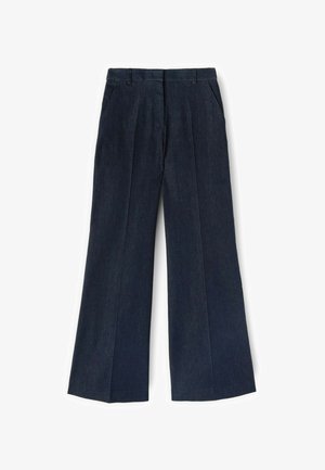 Tummansiniset leveälahkeiset housut, joissa on edessä laskokset, sivutaskut ja vyölenkit, esitettynä tasaisena valkoisella taustalla.