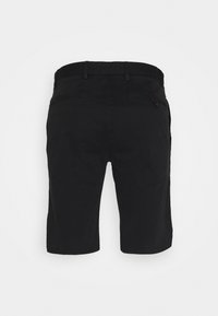 Pantaloni corti in cotone neri con un taglio dritto, vita elastica, due tasche posteriori e un piccolo logo accento vicino alla tasca destra.