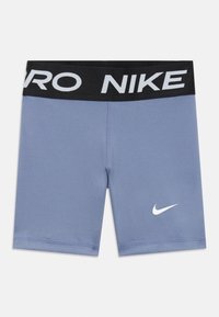 Pantalones cortos de compresión Nike en azul claro, con una banda elástica negra que lleva "NIKE" en blanco, y un pequeño logo de Nike en blanco en el lado izquierdo.