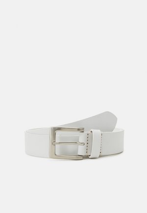 Cintura in pelle bianca con fibbia rettangolare argentata e una texture liscia. Presenta un intaglio vicino alla fibbia e bordi puliti.