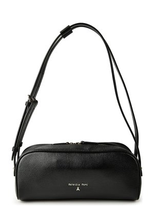Borsa a tracolla in pelle nera con tracolla regolabile, forma rettangolare, zip dorata e logo "Patrizia Pepe" sul davanti.