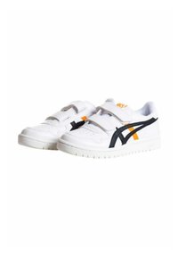 Zapatillas deportivas blancas con dos franjas laterales negras, detalles en naranja y dos correas de Velcro, con una suela de goma texturizada.