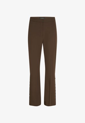 Brązowe spodnie o dopasowanym kroju z prostymi nogawkami, charakteryzujące się gładką fakturą i guzikowymi zdobieniami po boku. Klasyczne detale w pasie.