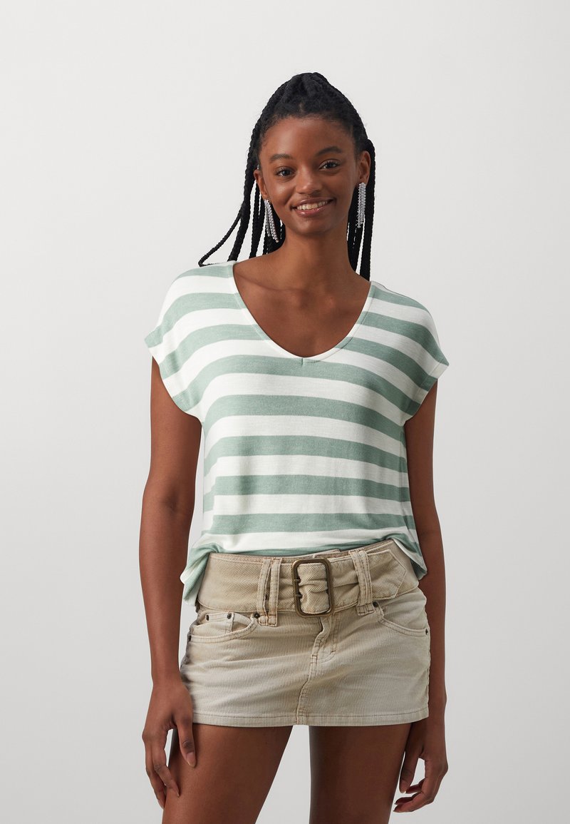 ONLY - ONLLIRA LIFE V NECK - Print T-shirt - chinois green/cloud dancer, Enlarge