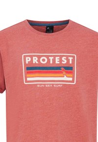 Rode T-shirt met korte mouwen gemaakt van gestructureerde stof. Heeft een rechthoekige afbeelding met de tekst "PROTEST" en kleurrijke horizontale strepen.