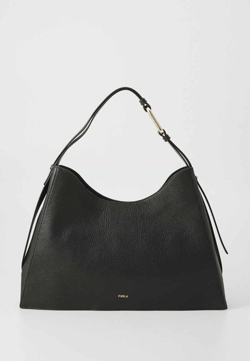 Bolsa de mão de couro preto com um acabamento suave e texturizado, apresentando uma borda superior ondulada e uma alça ajustável única. Detalhes em dourado incluídos.