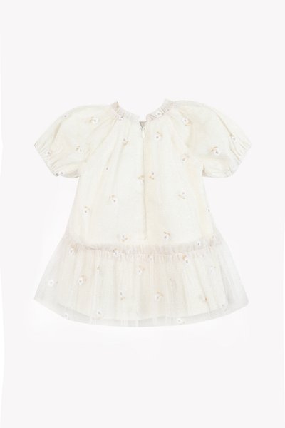 Φόρεμα σε ανοιχτό κρεμ χρώμα με κοντά μανίκια φουσκωτά, στρώσεις τούλι στο τελείωμα και μικρή κεντητή διακόσμηση με λουλούδια. Διαθέτει φερμουάρ στο πίσω μέρος.