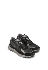 Černé a šedé sportovní boty s síťovinovým svrškem, semišovými akcenty, polstrovaným límcem a gumovou podrážkou s texturovaným designem.
