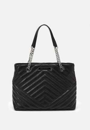 Mustapintainen tikattu olkalaukku, jossa on chevron-kuvio, hopeaketju kahvat ja musta nahkainen olkahihna. Edessä logo-merkki.