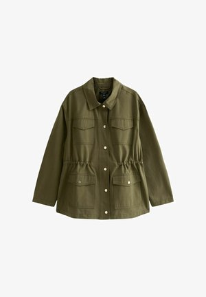 Olijfgroene blousejas met lange mouwen, vier klepzakken en een gedetailleerde tailleband.