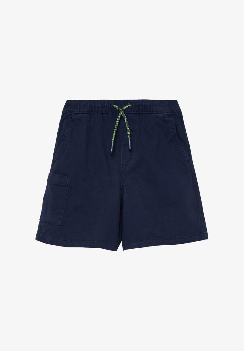 Shorts bleu marine avec taille élastique, cordon de serrage vert et noir, poches latérales et une poche cargo sur la jambe gauche.