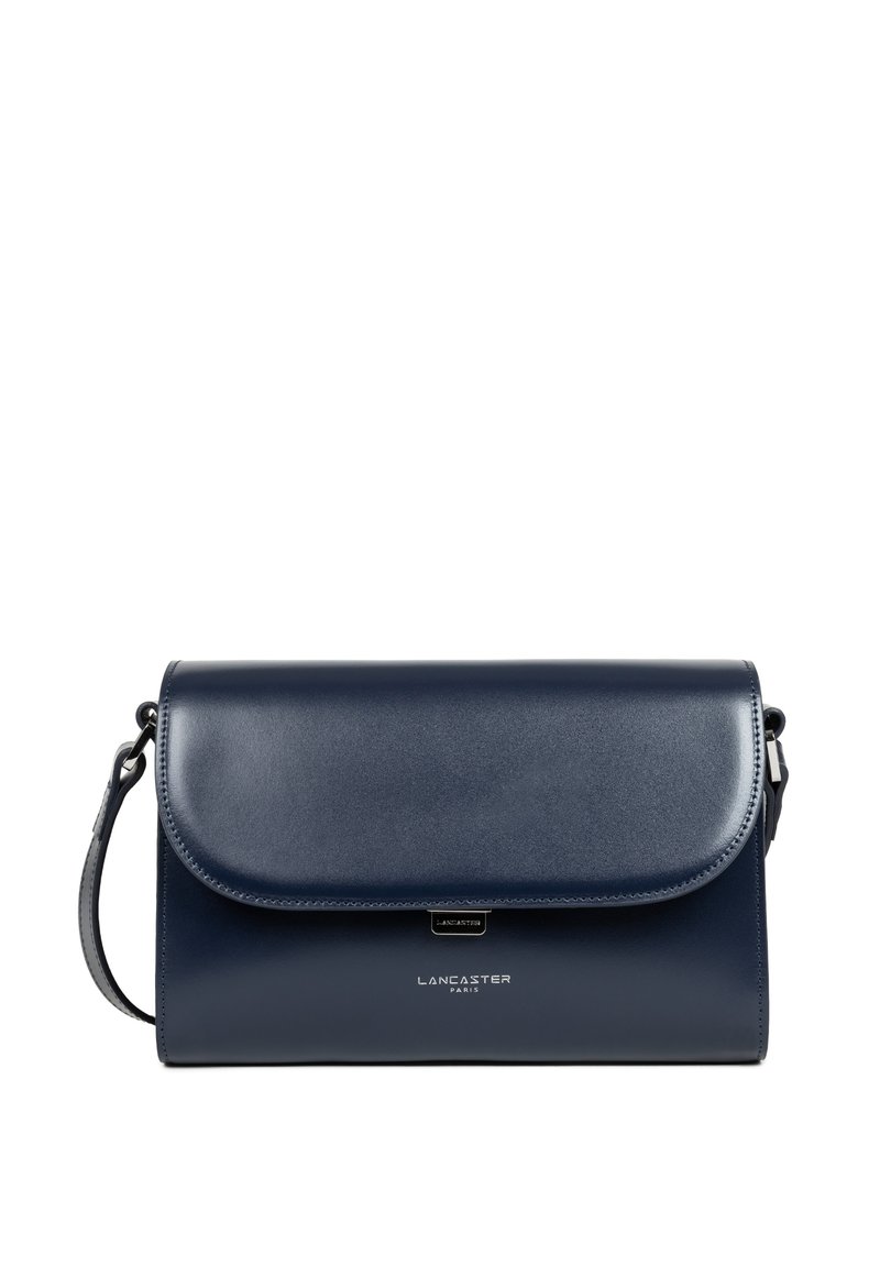 Sac bandoulière en cuir bleu marine avec fermeture à rabat, texture lisse, logo subtilement embossé et bandoulière détachable pour plus de polyvalence.