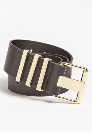 Ceinture en cuir marron foncé enroulée avec une boucle rectangulaire dorée brillante et trois passants dorés sur fond blanc.