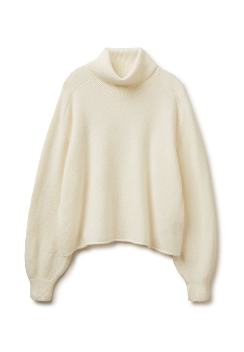 Weißer, kurzer Rollkragenpullover aus weichem, strukturiertem Stoff mit herunterhängenden Schultern und langen, enganliegenden Ärmeln.