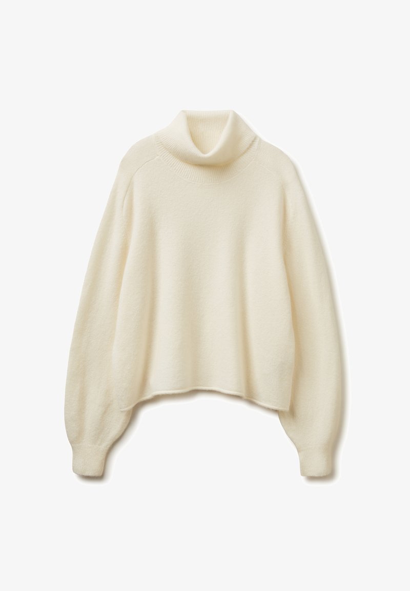Weißer, kurzer Rollkragenpullover aus weichem, strukturiertem Stoff mit herunterhängenden Schultern und langen, enganliegenden Ärmeln.