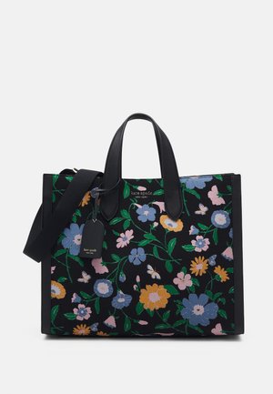 Schwarze rechteckige Handtasche mit farbigem Blumenmuster, zwei Griffen, abnehmbarem Schulterriemen und einem kleinen Markenanhänger, der an einem Griff hängt.