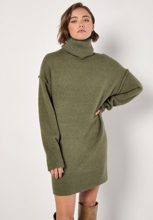 Olivenfarbendes, übergroßes Rollkragenpulloverkleid mit gerippten Bündchen und Saum, das eine weiche Textur und eine lockere Passform aufweist.