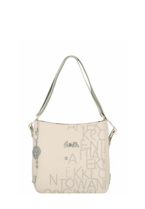 Beige synthetische Handtasche mit geprägtem Textdesign, mintgrünen Akzenten, kurzen Henkeln und einem dekorativen Anhänger.
