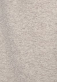 Tejido gris claro con una textura sutil y un patrón jaspeado. Material suave y de punto con finas fibras variadas visibles en todo su superficie.