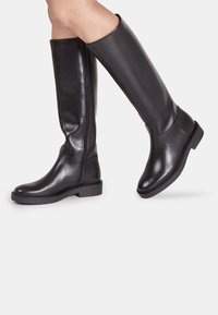 Schwarze Lederstiefel bis zum Knie mit einem schlanken Design, glatter Oberfläche, runder Zehenpartie, niedrigem Blockabsatz und einem dezenten Reißverschluss an der Seite.