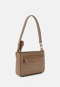 Beige håndtaske med krokodillepræg, en guldlås, en kort skulderrem og en flad bund. Har en lynlåslomme på fronten.