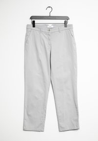 Pantalons gris clair en tissu lisse, présentant un design à jambes droites, deux poches avant et une fermeture à bouton. Étiquette de prix visible.