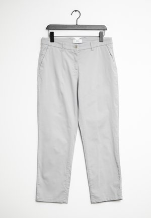 Pantalons gris clair en tissu lisse, présentant un design à jambes droites, deux poches avant et une fermeture à bouton. Étiquette de prix visible.