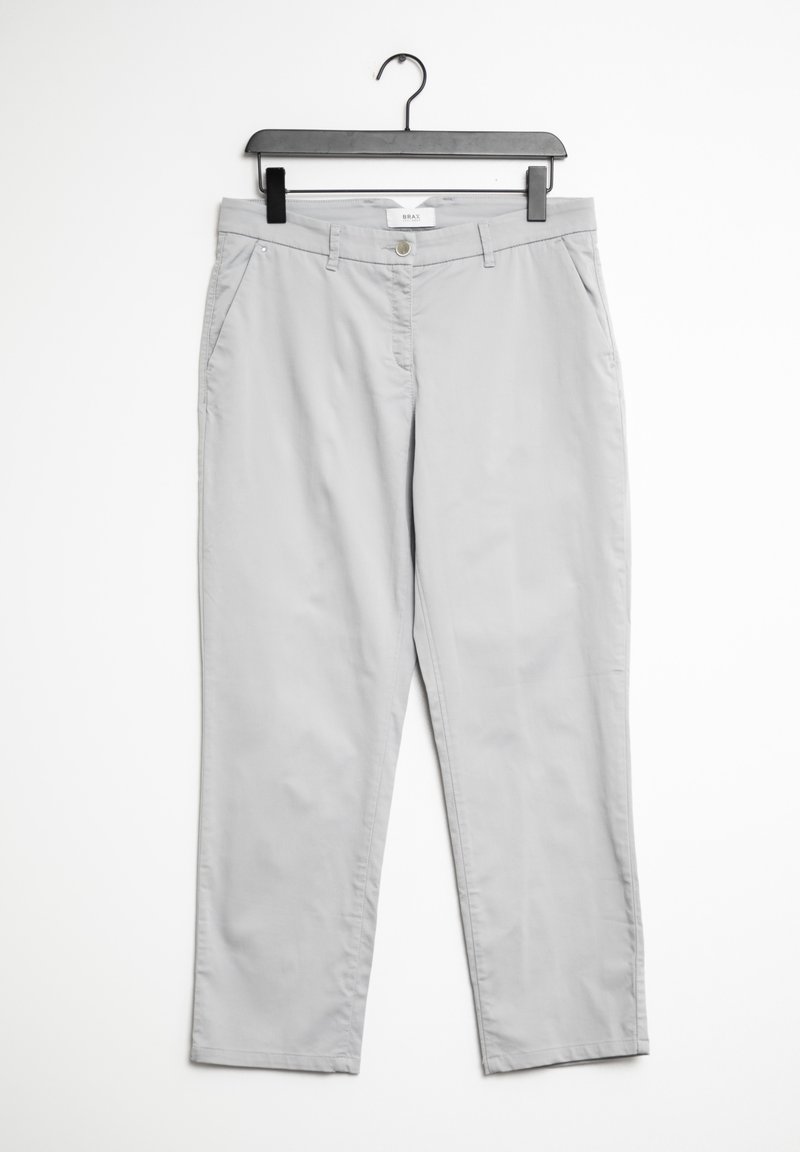 Pantalons gris clair en tissu lisse, présentant un design à jambes droites, deux poches avant et une fermeture à bouton. Étiquette de prix visible.