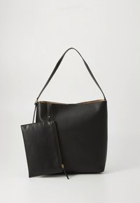 Sort læderhåndtaske med en glat tekstur, der har en enkelt skulderrem og en aftagelig lynlåslomme. Minimalistisk design.