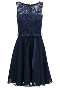 Robe sans manches bleu marine avec corsage en dentelle, décolleté transparent et ruban noué à la taille, jupe en chiffon fluide.