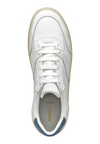 Baskets blanches en cuir et en daim, avec un bout arrondi, un laçage, des accents gris clair et un intérieur texturé. Marque Geox visible.